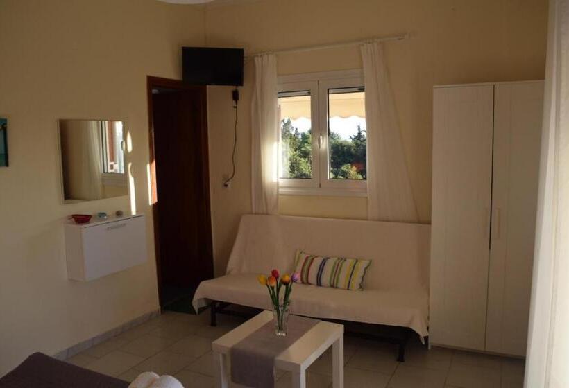 Трехместный Номер Стандарт с Балконом, Giota Rooms