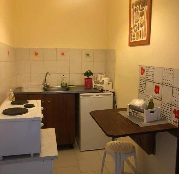 带阳台的三人标准间, Giota Rooms