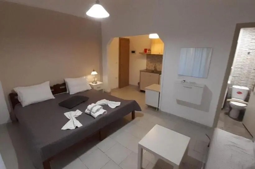 ベーシックトリプルルーム, Giota Rooms