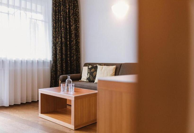 סוויטת ג'וניור נוף הרים, Lindenhof Pure Luxury & Spa Dolcevita Resort