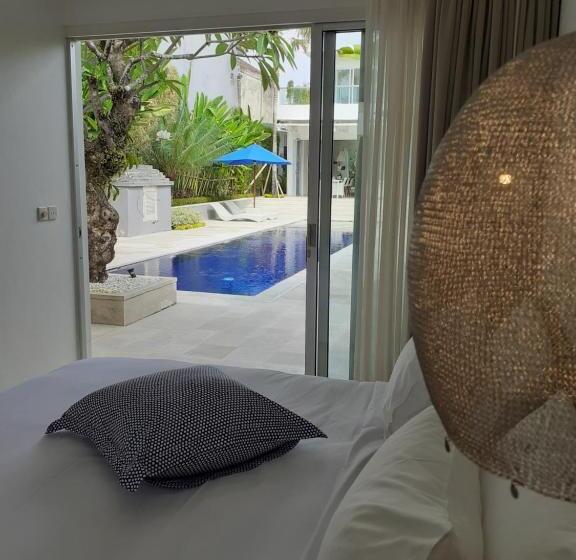 Номер Стандарт Вид на Бассейн, The Capital Hotel And Resort Seminyak