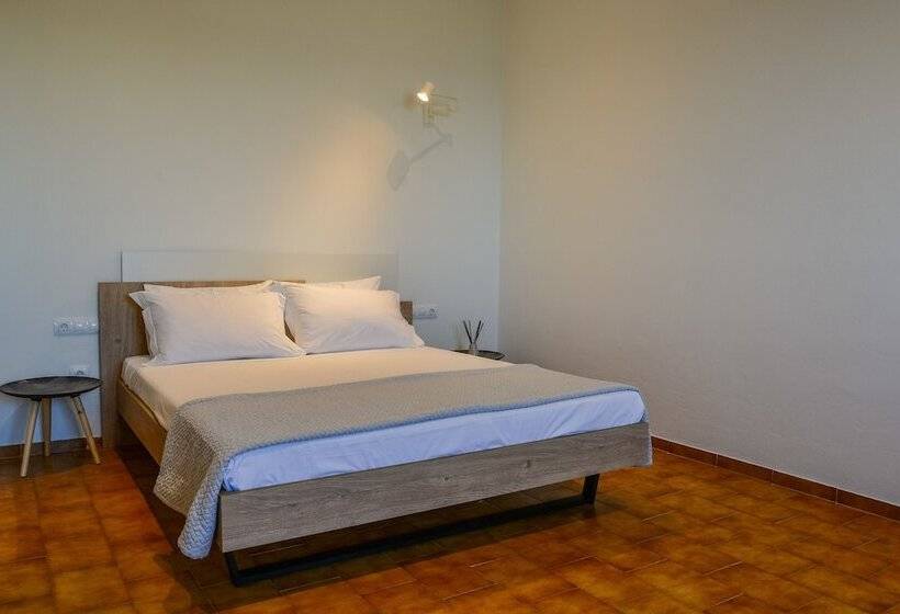 شقة غرفة واحدة, Pharos Apartments