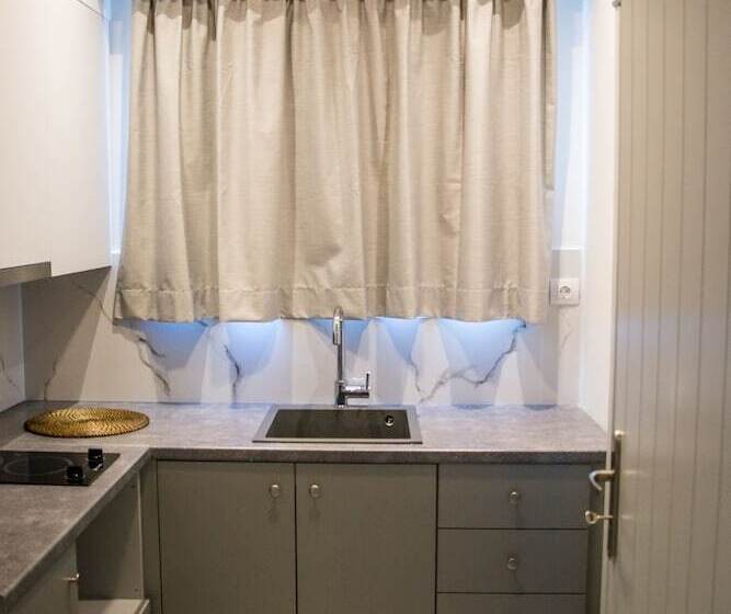 شقة غرفة واحدة, Pharos Apartments