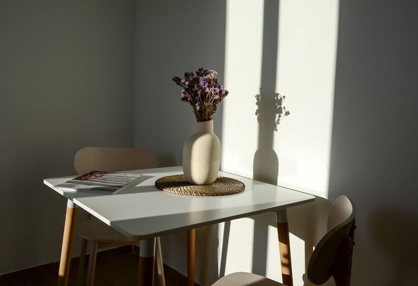 شقة غرفة واحدة, Pharos Apartments