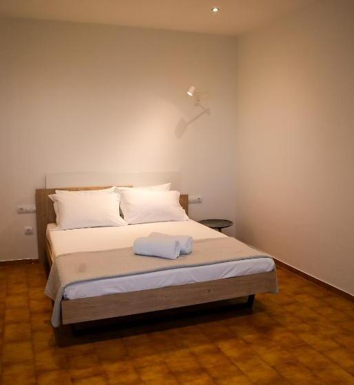 شقة غرفة واحدة, Pharos Apartments