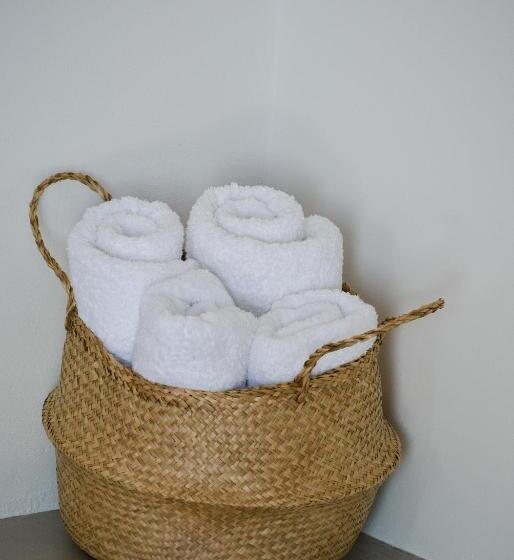 شقة غرفة واحدة, Pharos Apartments