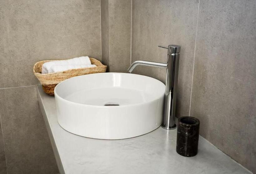 شقة غرفة واحدة, Pharos Apartments