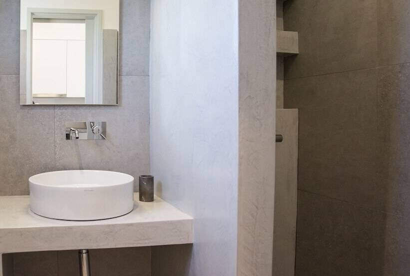 شقة غرفة واحدة, Pharos Apartments