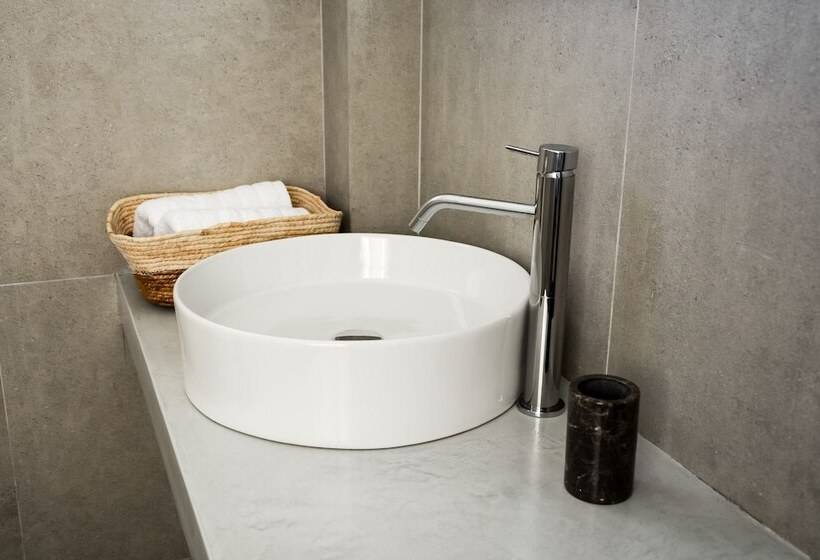 شقة غرفة واحدة, Pharos Apartments