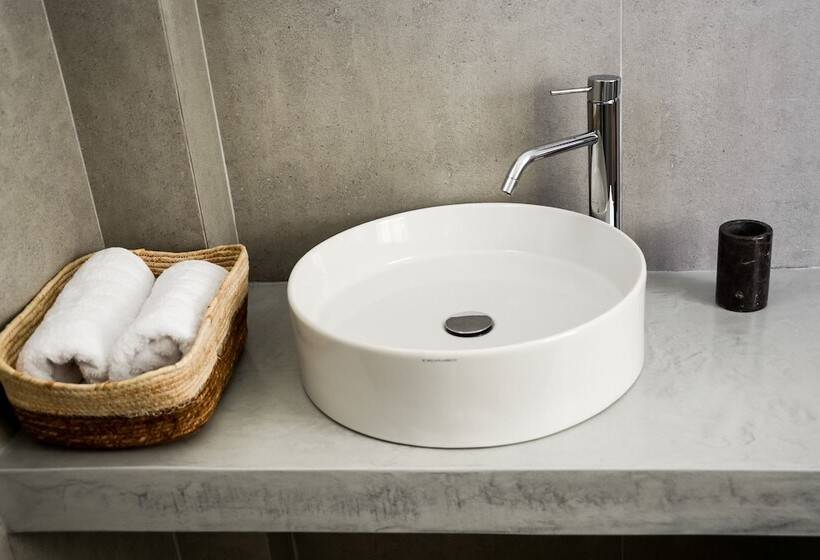 شقة غرفة واحدة, Pharos Apartments