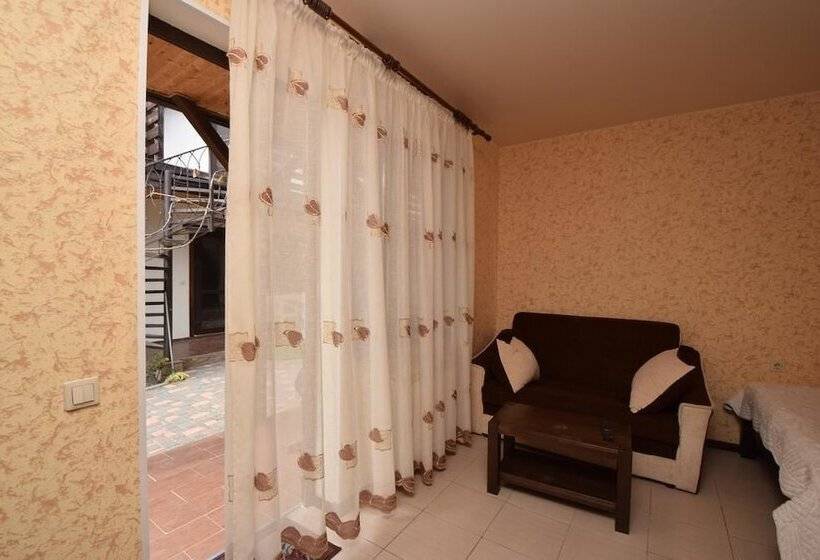 חדר סטנדרט לשלושה, Sadorini Guest House