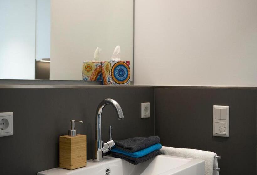 家庭间, Seven Hotel + Boardinghouse