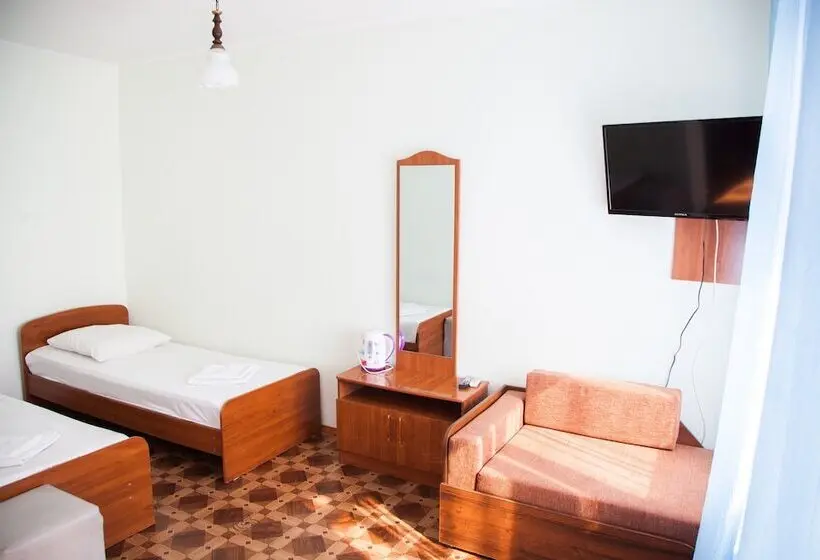 اتاق استاندارد سه نفره, Leto Guest House