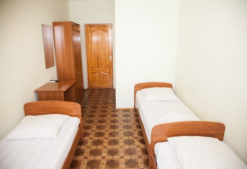 اتاق استاندارد سه نفره, Leto Guest House