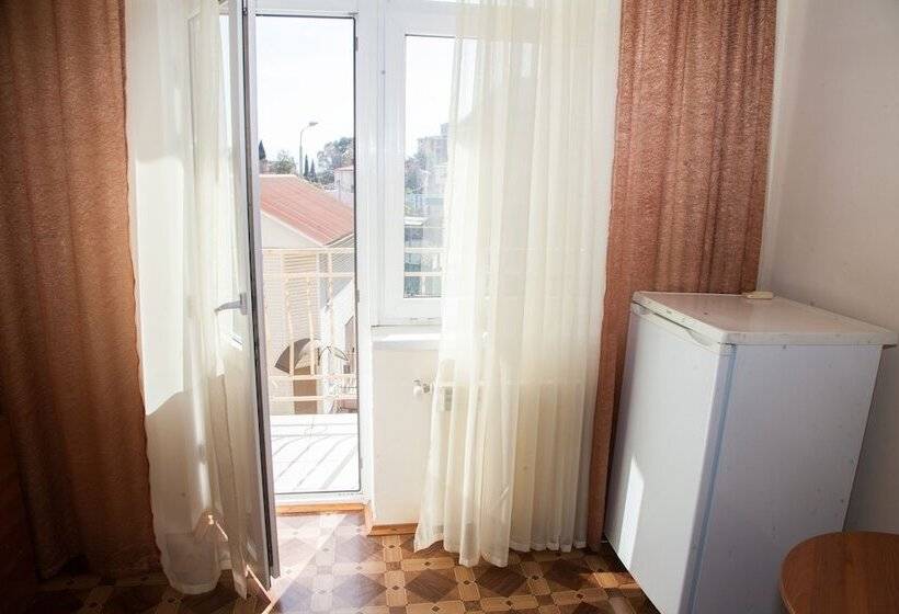 اتاق استاندارد سه نفره, Leto Guest House