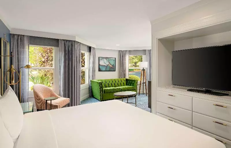سوئیت جونیور با تخت بزرگ, Hayes Mansion San Jose, Curio Collection By Hilton