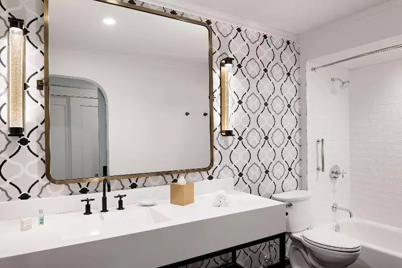 سوئیت جونیور با تخت بزرگ, Hayes Mansion San Jose, Curio Collection By Hilton