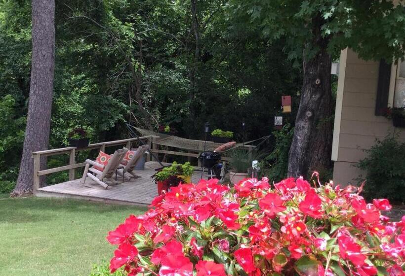 منزل غرفة نوم واحدة, Heartstone Inn