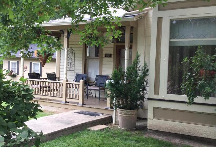 منزل غرفتين نوم, Heartstone Inn