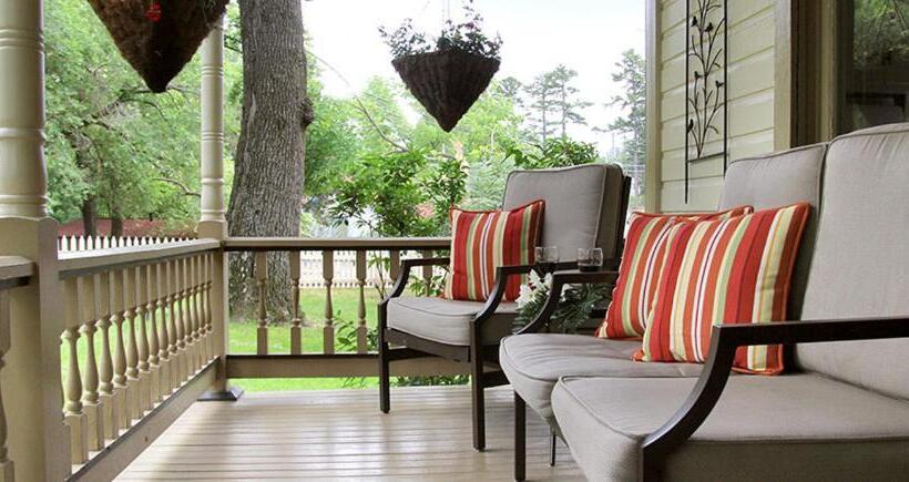 منزل غرفتين نوم, Heartstone Inn