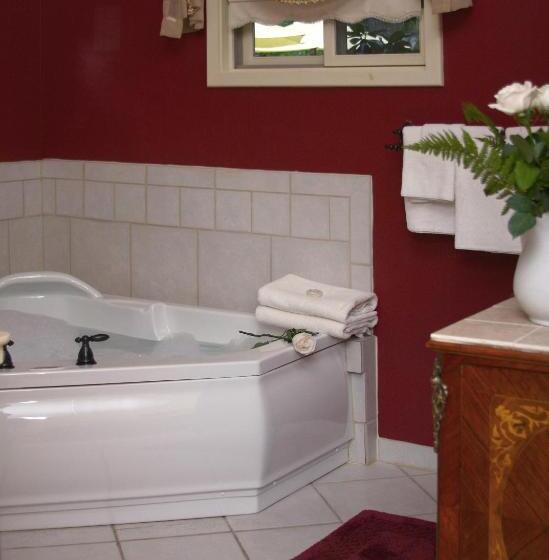 جناح مزود بجاكوزى, Heartstone Inn