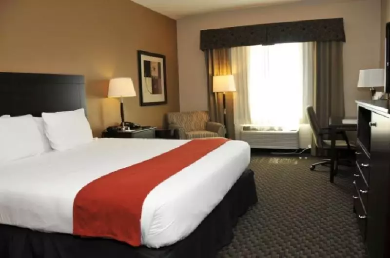 キングサイズベッドのスタンダードルーム, Holiday Inn Express & Suites Clinton, An Ihg