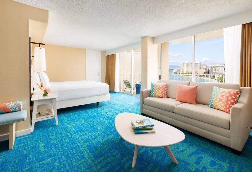 סוויטת 3 חדרי שינה, The Twin Fin