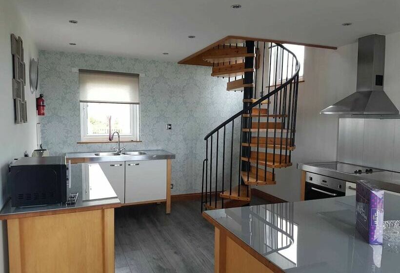 Casa 1 Quarto, Tickety Boo