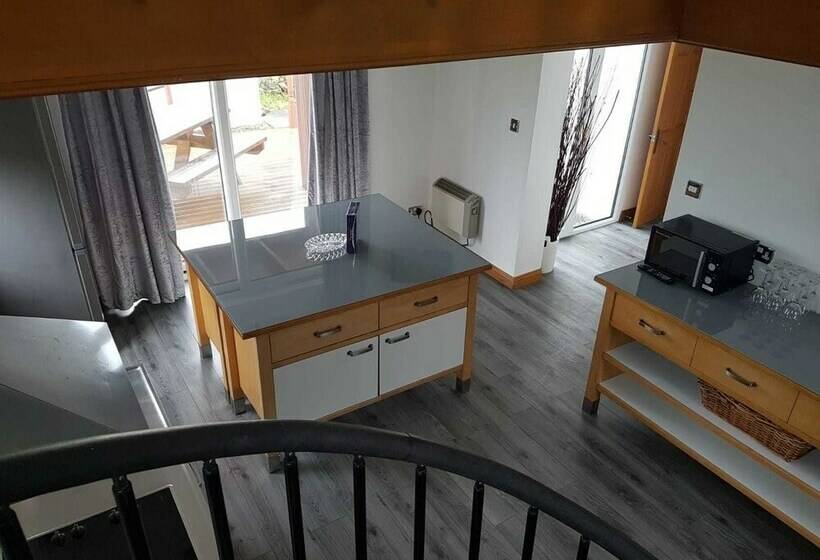 Casa 1 Quarto, Tickety Boo