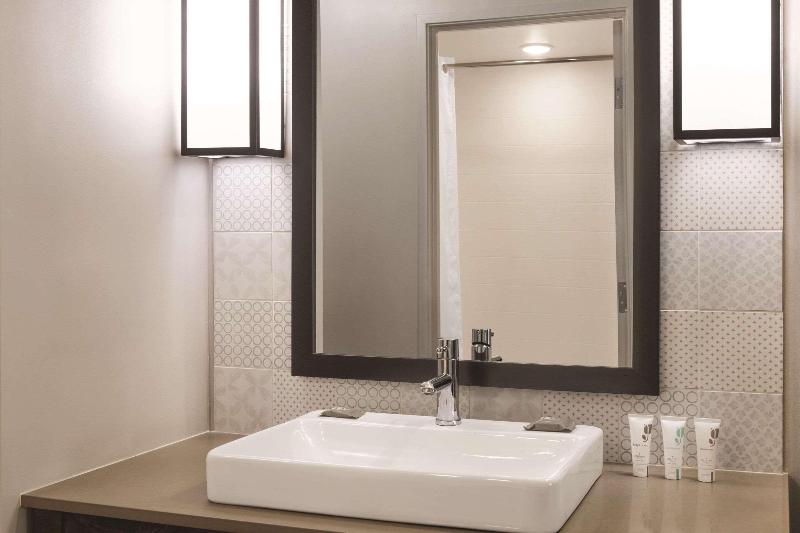 غرفة قياسية سرير كينج لذوى الإحتياجات الخاصة, Country Inn & Suites By Radisson, Sevierville Kodak, Tn