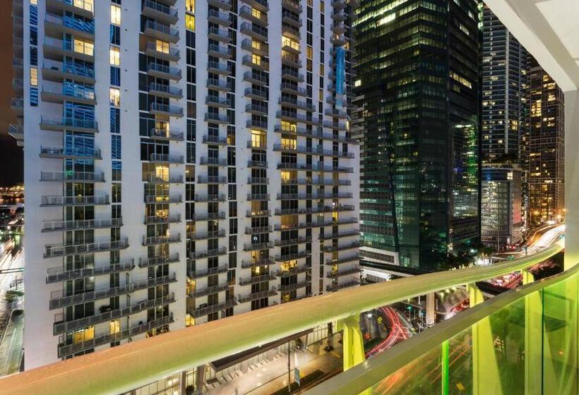 מיטת קינג בסוויטה, Courtyard Miami Downtown Brickell Area