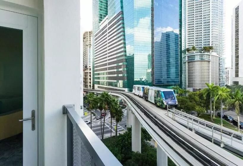 سوئیت با تخت بزرگ, Courtyard Miami Downtown Brickell Area