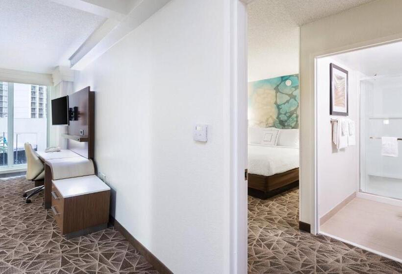 מיטת קינג בסוויטה, Courtyard Miami Downtown Brickell Area