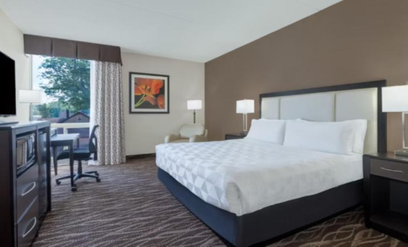חדר סטנדרט עם מיטת קינג, Holiday Inn Des Moines Airport Conf Center, An Ihg