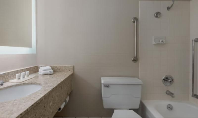 חדר סטנדרט עם מיטת קינג, Holiday Inn Des Moines Airport Conf Center, An Ihg