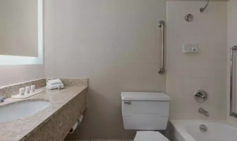 اتاق استاندارد با تخت بزرگ, Holiday Inn Des Moines Airport Conf Center, An Ihg