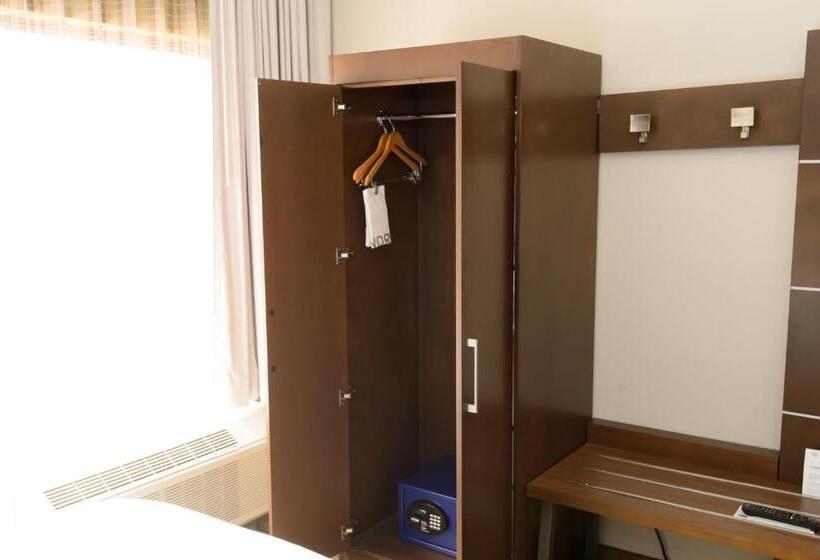 غرفة قياسية سرير كينج لذوى الإحتياجات الخاصة, Holiday Inn Express Hillsborough Durham Area, An Ihg