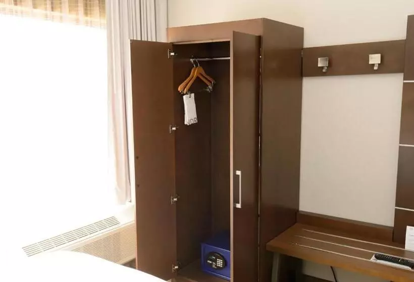 身障者適用キングサイズベッドルーム, Holiday Inn Express Hillsborough Durham Area, An Ihg