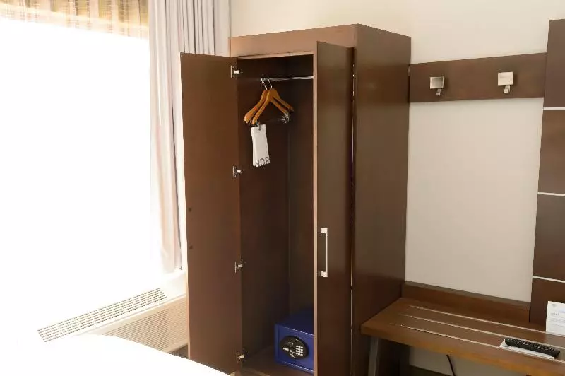 身障者適用キングサイズベッドルーム, Holiday Inn Express Hillsborough Durham Area, An Ihg