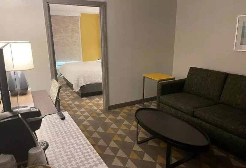 キングサイズベッドのスイートルーム, Holiday Inn Martinsburg, An Ihg