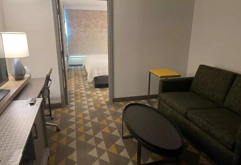 キングサイズベッドのスイートルーム, Holiday Inn Martinsburg, An Ihg
