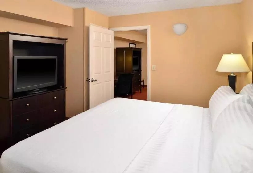 キングサイズベッドのスイートルーム, Holiday Inn Martinsburg, An Ihg
