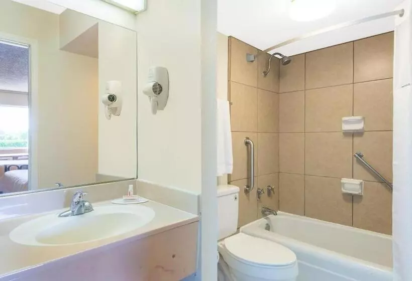 Standard-huone King-vuode, Super 8 By Wyndham Williamsburg