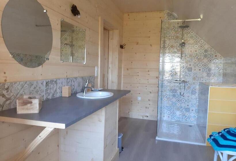 חדר משפחתי, Les Trois Charmes