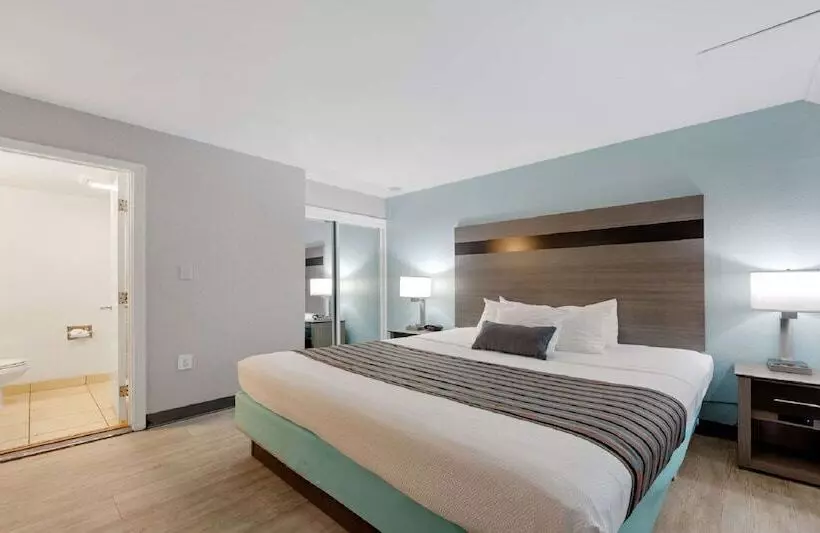 سوییت, Best Western Plus Holiday Sands Inn & Suites