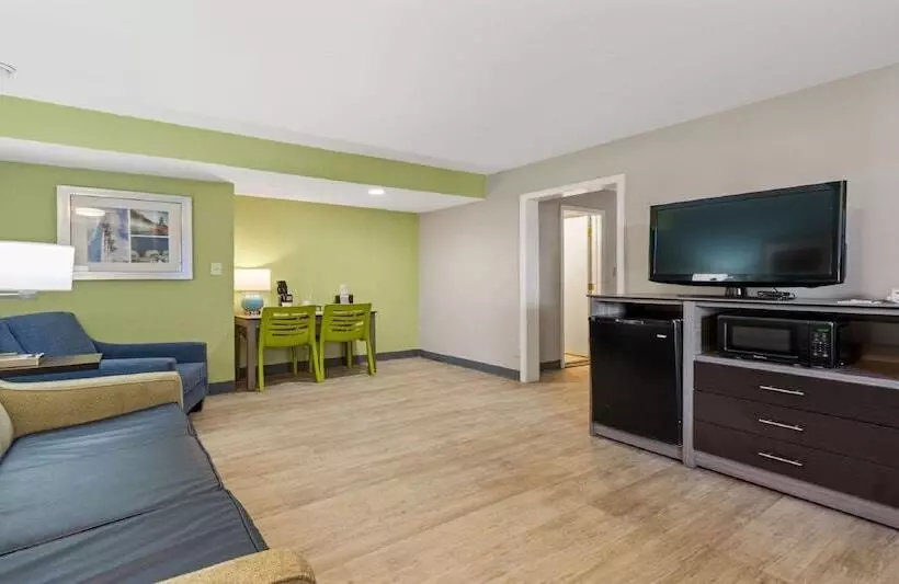 سوییت, Best Western Plus Holiday Sands Inn & Suites