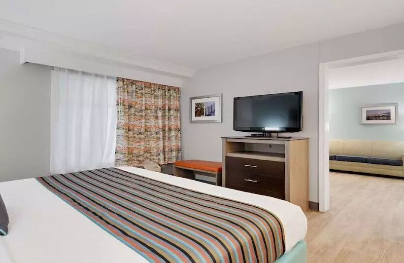 سوییت, Best Western Plus Holiday Sands Inn & Suites
