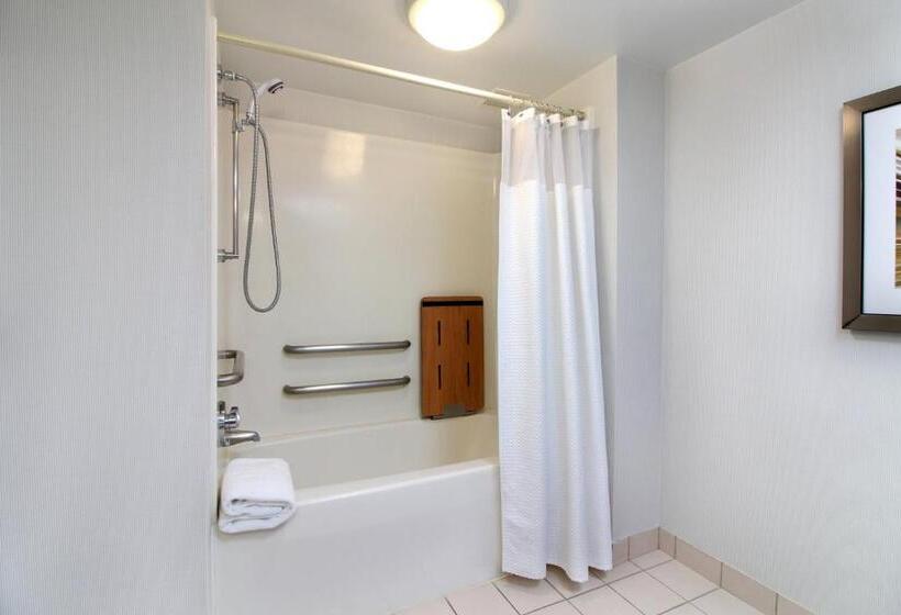 带大床的标准间, Courtyard Hartford Cromwell