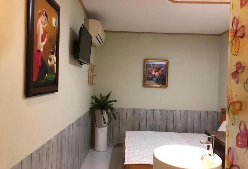 اتاق لوکس, Khang Bảo Viên