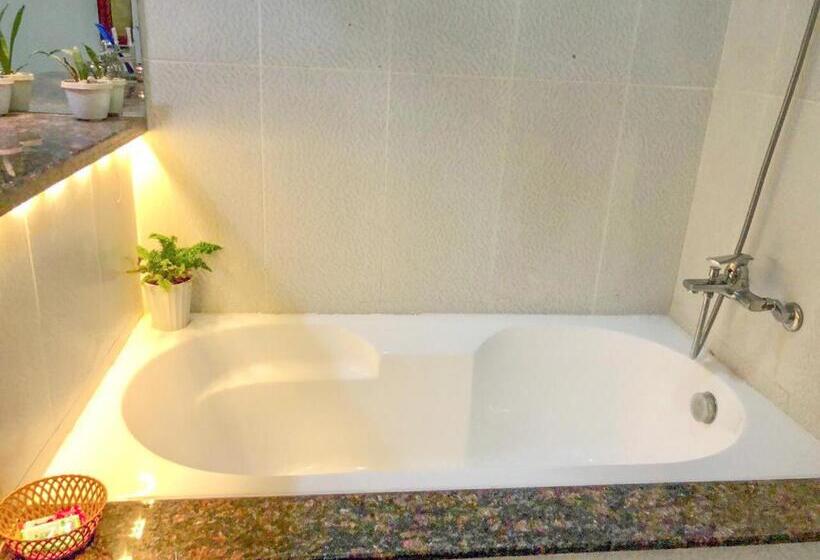 اتاق لوکس, Khang Bảo Viên